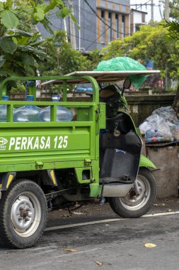 Bali, Endonezya - 28 Aralık 2024: 125 numaralı yeşil kamyon. Kamyon yolun kenarına park edilmiş.