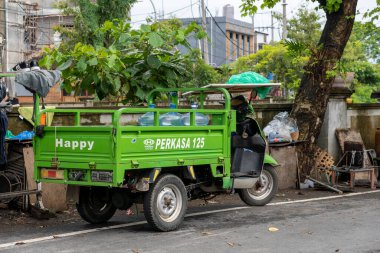 Bali, Endonezya - 28 Aralık 2024: 125 numaralı yeşil kamyon. Kamyon yolun kenarına park edilmiş.