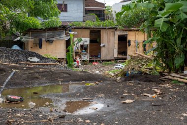 Bali, Endonezya - 28 Aralık 2024: İnşaat işçilerinin inşaat halindeki kulübesi