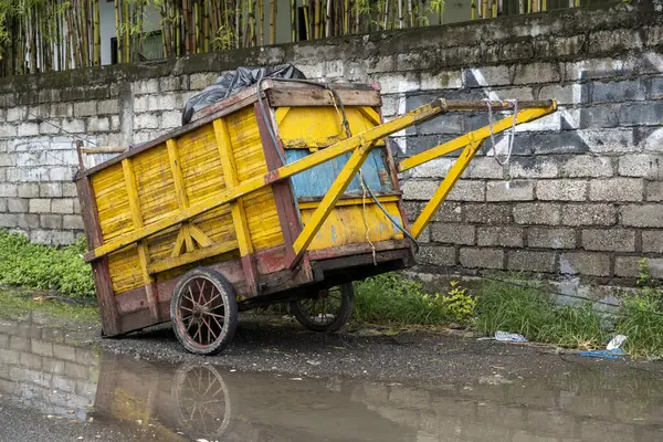 Bali, Endonezya - 28 Aralık 2024: Çöp arabası yol kenarında duruyor.