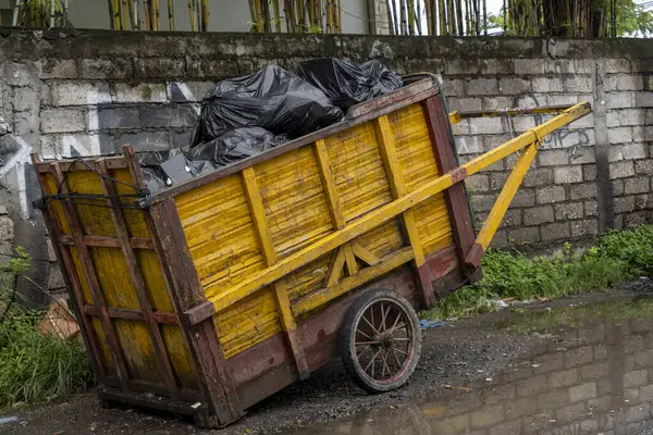 Bali, Endonezya - 28 Aralık 2024: Çöp arabası yol kenarında duruyor.