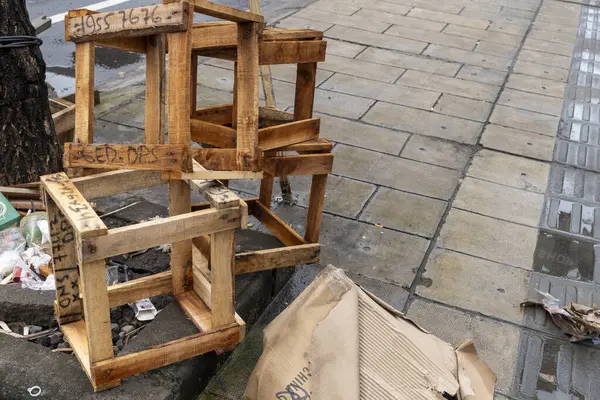 Bali, Endonezya - 28 Aralık 2024: Üstünde EDD harfleri yazılı tahta kutular yığını. Kutular üst üste istiflenmiş ve yerdeler.