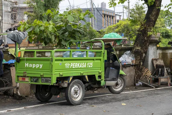 Bali, Endonezya - 28 Aralık 2024: 125 numaralı yeşil kamyon. Kamyon yolun kenarına park edilmiş.