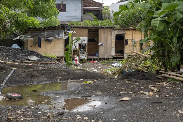 Bali, Endonezya - 28 Aralık 2024: İnşaat işçilerinin inşaat halindeki kulübesi