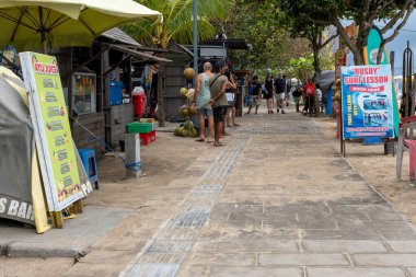 Bali, Endonezya - 28 Aralık 2024: Bir grup insan kaldırımda 