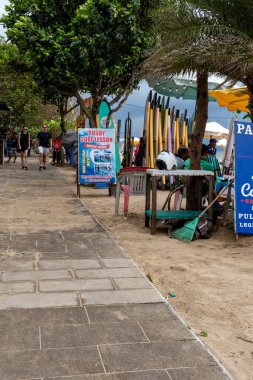 Bali, Endonezya - 28 Aralık 2024: Bir grup insan kaldırımda 