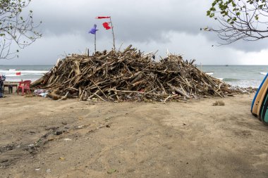 Bali, Endonezya - 28 Aralık 2024: Bali 'de bir plajda odun ve çöp yığını