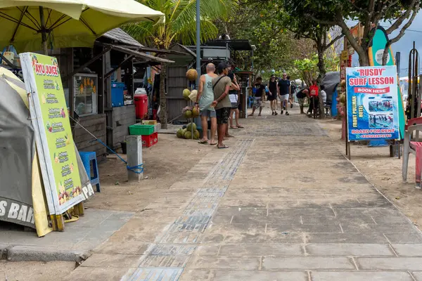 Bali, Endonezya - 28 Aralık 2024: Bir grup insan kaldırımda 