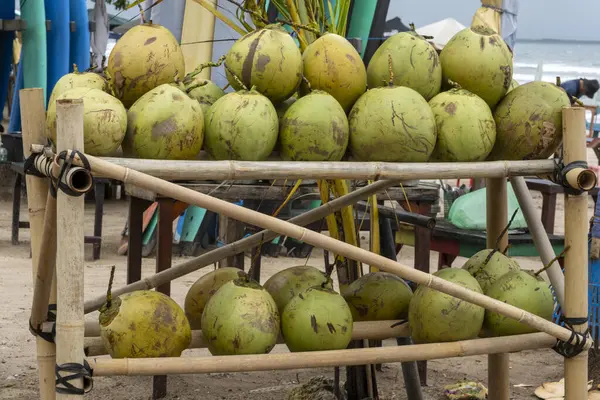Hindistan cevizleri Bali sahillerinde satılıyor.