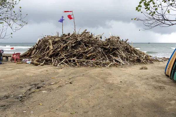 Bali, Endonezya - 28 Aralık 2024: Bali 'de bir plajda odun ve çöp yığını