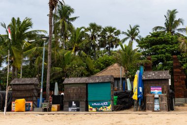 Bali, Endonezya - 11 Aralık 2024: Gün boyunca Kuta Beach Bali boyunca küçük barlar ve etrafında bir sürü hindistan cevizi ağacı.