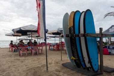 Bali, Endonezya - 11 Aralık 2024: Sörf tahtaları üst üste dizildi. Sörf tahtaları sarı ve mavi.