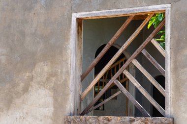 Ahşap çerçeveli pencere açık. Çerçeve ahşaptan yapılmış ve çatal deseni var.