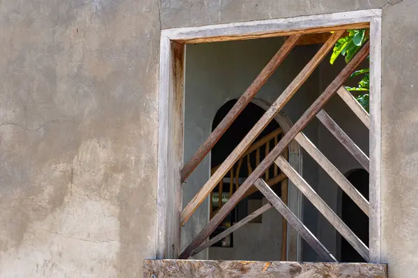 Ahşap çerçeveli pencere açık. Çerçeve ahşaptan yapılmış ve çatal deseni var.