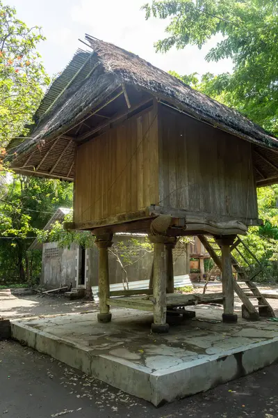 Sazdan çatılı küçük ahşap kulübe yemyeşil bir ormanda bulunur. Kulübe ağaçlar ve çalılarla çevrili, ona huzurlu ve huzurlu bir atmosfer sağlıyor.