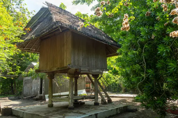 Sazdan çatılı küçük ahşap kulübe yemyeşil bir ormanda bulunur. Kulübe ağaçlar ve çalılarla çevrili, ona huzurlu ve huzurlu bir atmosfer sağlıyor.