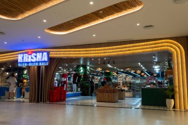 Bali, Endonezya - 17 Aralık 2024: Bali 'deki Icon Bali Alışveriş Merkezi. Önünde 