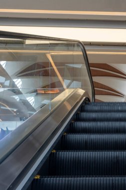 Alışveriş merkezinde siyah ve gümüş yürüyen merdiven. Yürüyen merdiven boş ve merdivenler siyah.