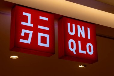 Bali, Endonezya - 17 Aralık 2024: Bali 'deki Icon Bali Alışveriş Merkezi. Uniqlo için kırmızı ve beyaz tabela bir binaya asılmış. Tabelada 