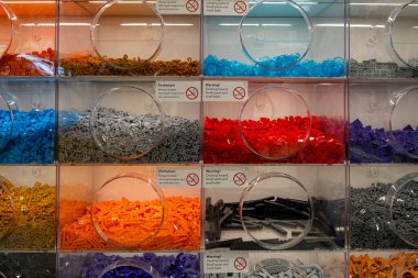 Bali, Endonezya - 17 Aralık 2024: Farklı renkte legoları olan plastik konteynırlar. Konteynırlar legolarla dolu.