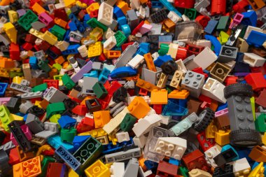 Bali, Endonezya - 17 Aralık 2024: renkli legolar yığını. Legolar farklı renklerde.