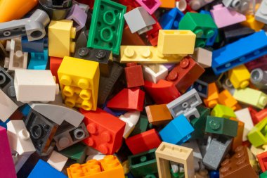 Bali, Endonezya - 17 Aralık 2024: renkli legolar yığını. Legolar farklı renklerde.