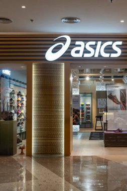 Bali, Endonezya - 17 Aralık 2024: Bali 'deki Icon Bali Alışveriş Merkezi. Bir grup insan büyük bir Asic tabelasıyla bir mağazaya giriyor. Mağaza aydınlık ve hoş bir atmosferi var.