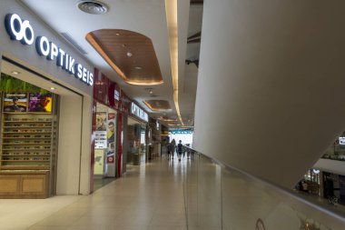 Bali, Endonezya - 17 Aralık 2024: Bali 'deki Icon Bali Alışveriş Merkezi. Optik Seis adında bir mağazası olan büyük bir alışveriş merkezi. Alışveriş merkezinde dolaşan bir sürü insan var.