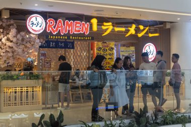 Bali, Endonezya - 17 Aralık 2024: Bali 'deki Icon Bali Alışveriş Merkezi. Bir grup insan ramen restoranının önünde bekliyor. Restoran Japon sembolleriyle süslenmiş ve üzerinde 