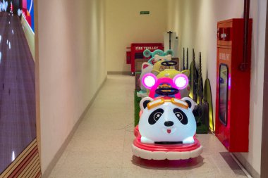 Bali, Endonezya - 17 Aralık 2024: Bali 'deki Icon Bali Alışveriş Merkezi. Sıra sıra panda temalı oyuncaklar koridorda dizilmiş. Panda arabası, parlak ışıkları ve neşeli tasarımı ile dikkatlerin odak noktasıdır..