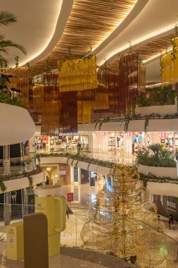 Bali, Endonezya - 17 Aralık 2024: Bali 'deki Icon Bali Alışveriş Merkezi. Neon ışıklı dört basketbol maçı. Oyunlar bir sürü yeşil ışığı olan bir odada.