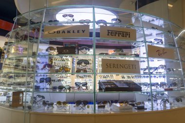 Bali, Endonezya - 17 Aralık 2024: Bali 'deki Icon Bali Alışveriş Merkezi. Neon ışıklı dört basketbol maçı. Oyunlar bir sürü yeşil ışığı olan bir odada.