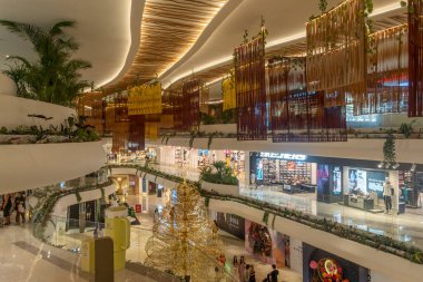 Bali, Endonezya - 17 Aralık 2024: Bali 'deki Icon Bali Alışveriş Merkezi. Neon ışıklı dört basketbol maçı. Oyunlar bir sürü yeşil ışığı olan bir odada.