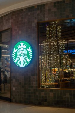 Bali, Endonezya - 17 Aralık 2024: Trans Studio Mall, Bali. Alışveriş merkezinde geniş pencereli Starbucks restoranı