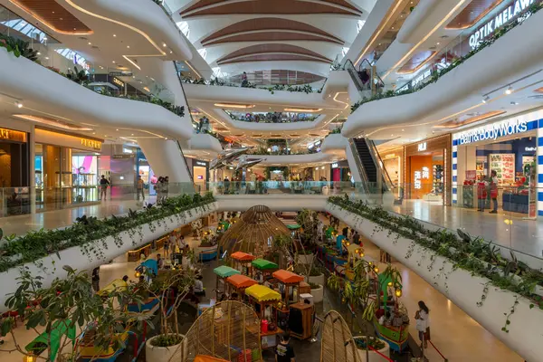 Bali, Endonezya - 17 Aralık 2024: Bali 'deki Icon Bali Alışveriş Merkezi. Bir sürü insan ve bitkilerle dolu büyük bir alışveriş merkezi. Alışveriş merkezi bir sürü mağaza ve bir sürü insanla dolu.