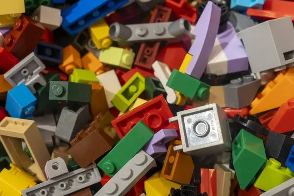 Bali, Endonezya - 17 Aralık 2024: renkli legolar yığını. Legolar farklı renklerde.