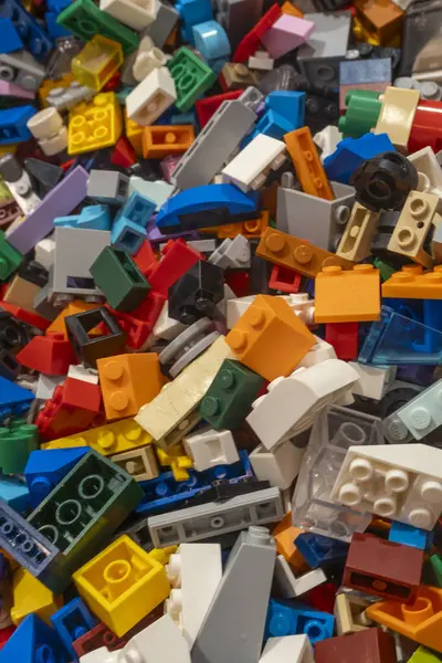 Bali, Endonezya - 17 Aralık 2024: renkli legolar yığını. Legolar farklı renklerde.