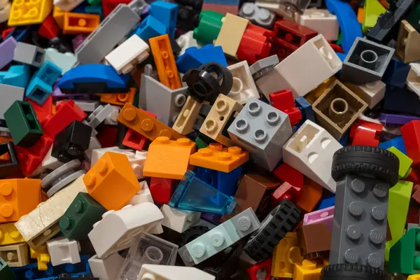 Bali, Endonezya - 17 Aralık 2024: renkli legolar yığını. Legolar farklı renklerde.