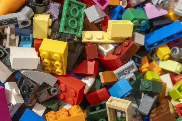 Bali, Endonezya - 17 Aralık 2024: renkli legolar yığını. Legolar farklı renklerde.