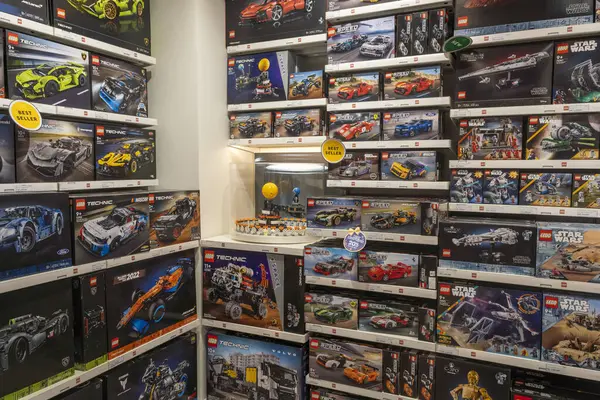 Bali, Endonezya - 17 Aralık 2024: Arabalar ve kamyonlar da dahil olmak üzere geniş bir lego koleksiyonu bir odada sergilenmektedir. Oda raflar ve kutular dolusu lego ile dolu..