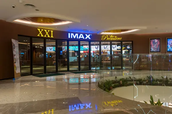 Bali, Endonezya - 17 Aralık 2024: Bali 'deki Icon Bali Alışveriş Merkezi. Üzerinde 