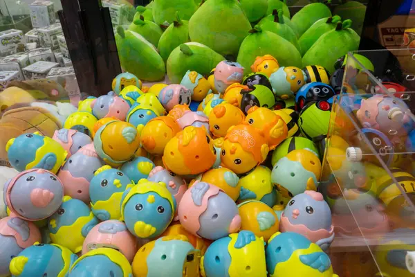 Bali, Endonezya - 17 Aralık 2024: Farklı şekil ve boyutlarda renkli plastik toplar. Toplar bir yığın halinde ve çeşitli renklerde.