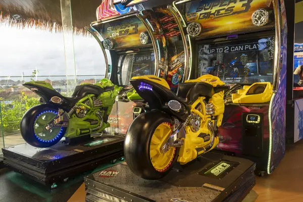 Bali, Endonezya - 17 Aralık 2024: Bali 'deki Icon Bali Alışveriş Merkezi. Oyun odasında iki motosiklet sergileniyor. Biri yeşil, diğeri sarı..