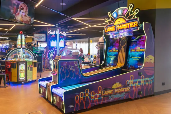 Bali, Endonezya - 17 Aralık 2024: Bali 'deki Icon Bali Alışveriş Merkezi. Neon ışıklı dört basketbol maçı. Oyunlar bir sürü yeşil ışığı olan bir odada.