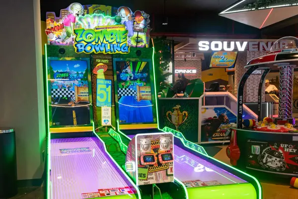 Bali, Endonezya - 17 Aralık 2024: Bali 'deki Icon Bali Alışveriş Merkezi. Neon ışıklı dört basketbol maçı. Oyunlar bir sürü yeşil ışığı olan bir odada.