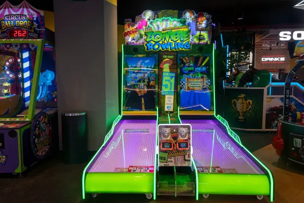 Bali, Endonezya - 17 Aralık 2024: Bali 'deki Icon Bali Alışveriş Merkezi. Neon ışıklı dört basketbol maçı. Oyunlar bir sürü yeşil ışığı olan bir odada.