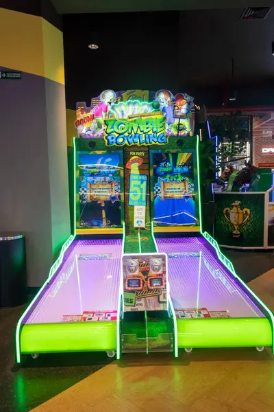 Bali, Endonezya - 17 Aralık 2024: Bali 'deki Icon Bali Alışveriş Merkezi. Neon ışıklı dört basketbol maçı. Oyunlar bir sürü yeşil ışığı olan bir odada.