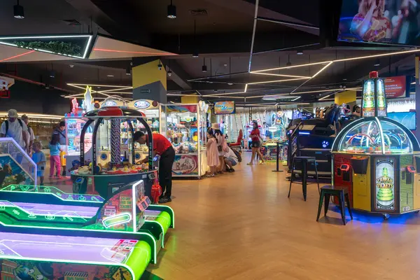 Bali, Endonezya - 17 Aralık 2024: Bali 'deki Icon Bali Alışveriş Merkezi. Neon ışıklı dört basketbol maçı. Oyunlar bir sürü yeşil ışığı olan bir odada.