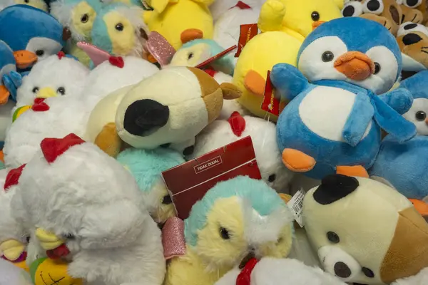 Bali, Endonezya - 17 Aralık 2024: Bali 'deki Icon Bali Alışveriş Merkezi. Neon ışıklı dört basketbol maçı. Oyunlar bir sürü yeşil ışığı olan bir odada.