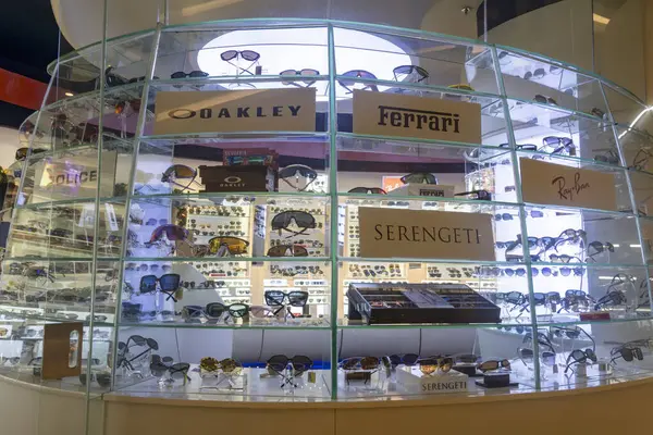 Bali, Endonezya - 17 Aralık 2024: Bali 'deki Icon Bali Alışveriş Merkezi. Neon ışıklı dört basketbol maçı. Oyunlar bir sürü yeşil ışığı olan bir odada.